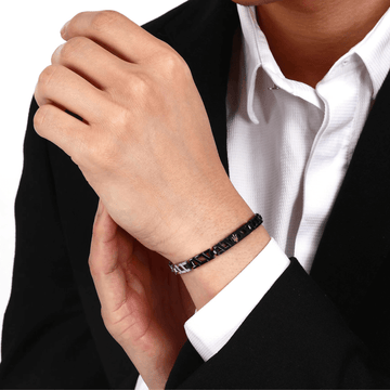 Ανδρικό βραχιόλι Maserati  JM124AVD36 ατσάλινο σε ασημί -μαύρο χρώμα με ροζ-χρυσή τρίαινα.-φορεμένο